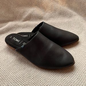 Black leather Toms mules